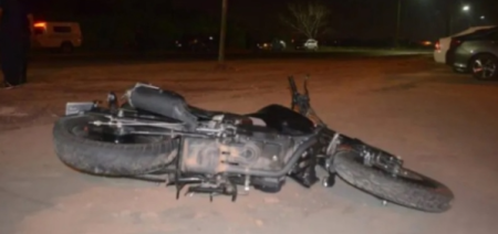 Esquina: acompañante de un motociclista murió tras chocar contra un camión